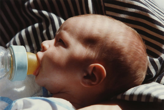 bebe au biberon