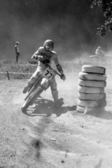 Motocross-Motorrad in schräger Kurvenlage