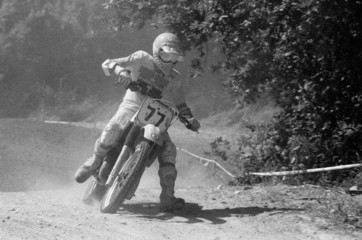 Motocross-Motorrad in schr&auml;ger Kurvenlage