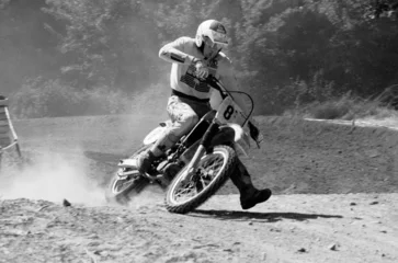 Papier Peint photo Sport automobile Moto de motocross dans une position de virage inclinée