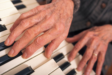 mani di donna anziana su tastiera