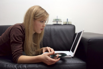 frau mit cd/dvd und notebook
