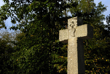 croix de pierre avec le coeur vendéen