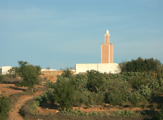 une mosquée et son minaret