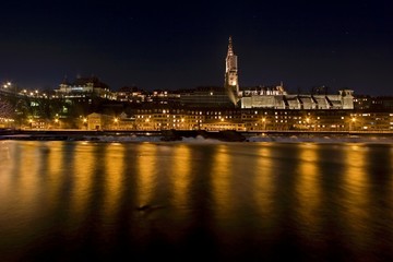 Fototapeta na wymiar berner katedra w nocy