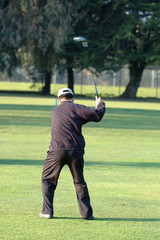 Obraz premium golfer concentrating on swing