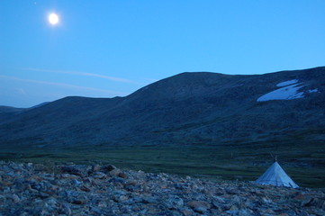 tipi sous la lune © Clément Billet