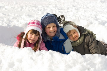 Fototapeta na wymiar dzieci w śniegu