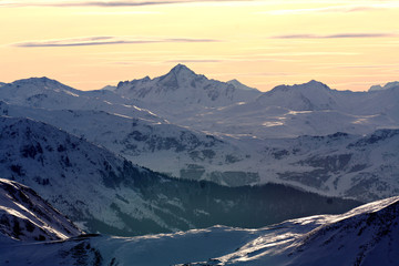 paysage de montagne au soleil couchant avec neige