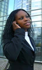 jeune femme noire au telephone