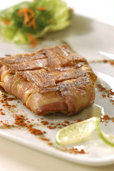 piece of meat with salad and lemon