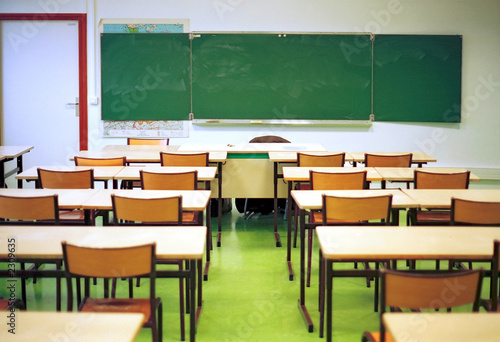 Jeu des Différences dans une Salle de Classe avec une Maîtresse 
