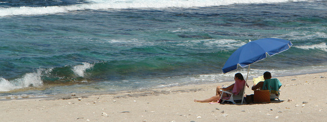 couple de touriste sur plage de sable blanc