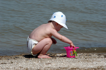 the child plays on seacoast