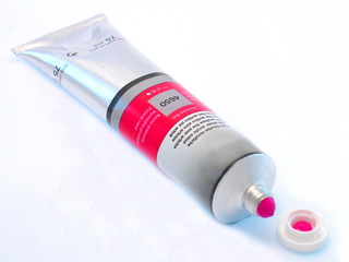 tube mit rote ölfarbe