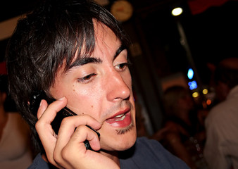 jeune homme au téléphone portable en soirée
