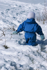 Fototapeta na wymiar dziecko w śniegu