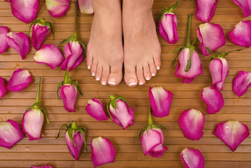 Obraz na płótnie Canvas feet and roses