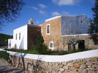 imagen trasera iglesia san mateo en ibiza