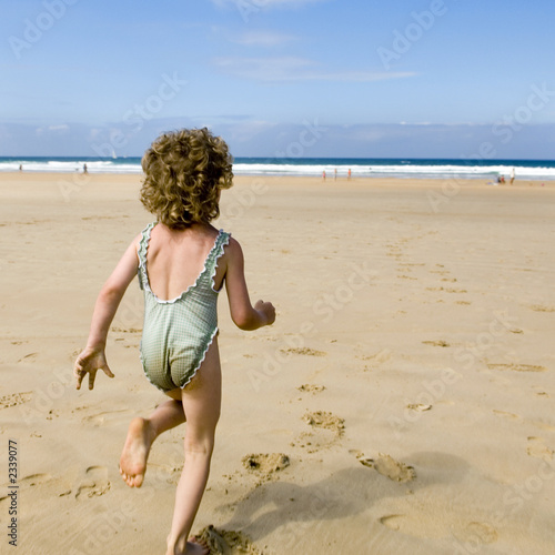Petite Fille Courant Sur La Plage Photo Libre De Droits Sur