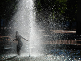 Fototapeta premium enfant dans l'eau