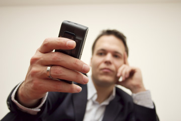 mann schaut auf natel