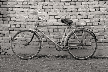 Obrazy na Szkle  stary rower oparty o ścianę
