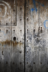 puerta con pintadas