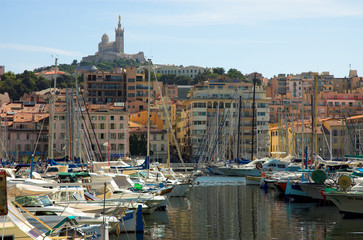 Fototapeta na wymiar jachty w Vieux Port w Marsylii