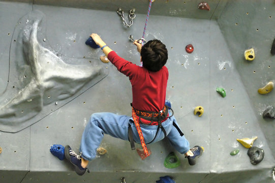 un enfant a l'escalade