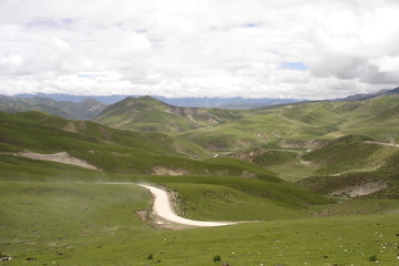 piste à travers les hauts plateaux tibétains