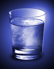 tablette im wasserglas