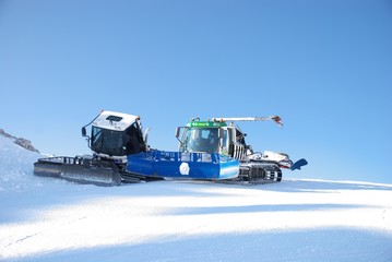 piste tractor 1