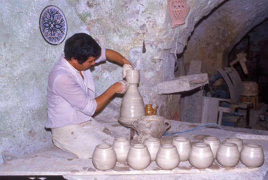 potier dans son atelier