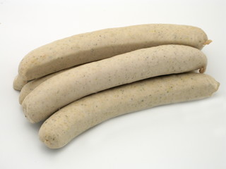 frische rohe Bratwürste freigestellt auf weißem Hintergrund