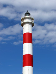 faro contra el cielo