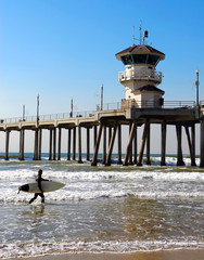 Obraz premium surfer by pier