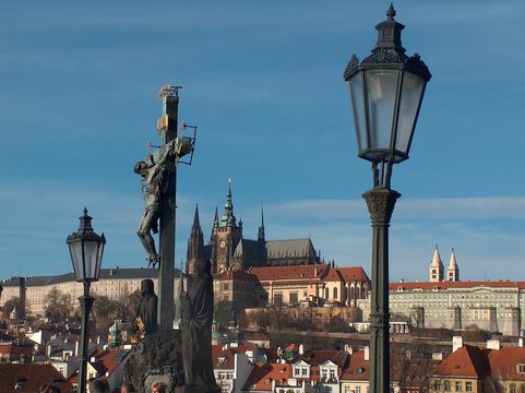 prag, karlsbr&uuml;cke mit kreuz vor hradschin