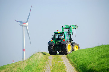 trecker, deich und windkraftanlage