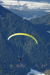das paragliding &uuml;ber dem skigebiet wilder kaiser