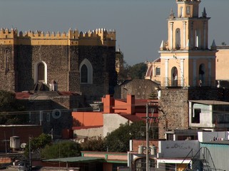 Obraz premium cholula, altstadt mit turm und klosterkirche