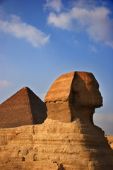 Fototapeta na wymiar Wielki Sfinks z wielkiej piramidy w tle