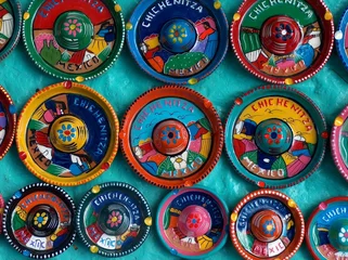 Zelfklevend Fotobehang chichen itza, sombreros, souvenirs auf hellblau © Johannes Lüthi