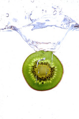 tranche de kiwi et eau