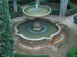 granada, alhambra, brunnen in tiefer liegendem hof