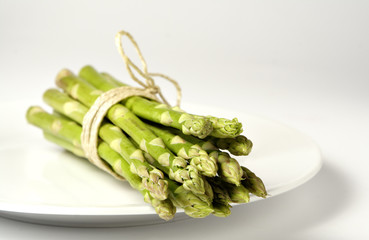 ein bund spargel auf einem teller