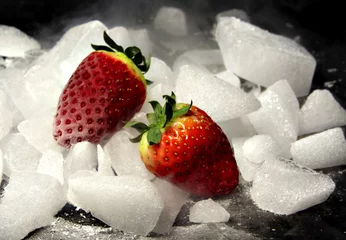  twee aardbeien op ijs © eyewave