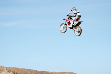 Fototapeta na wymiar skoki motocykl wysoko w powietrzu