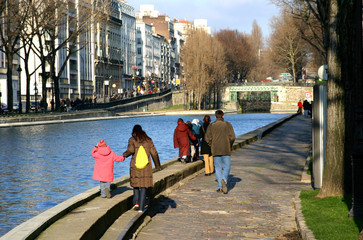 promenade le long du canal - paris - obrazy, fototapety, plakaty