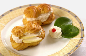 biscuit with pears and cream